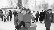 Для мальчишки нормально с пеленок интересоваться военной техникой, но зрелое решение о службе в армии должно формироваться с участием взрослых. На примерах, на фильмах, книгах, на занятиях в школе, кружках и секциях. Фото Виктора БОРОВСКИХ