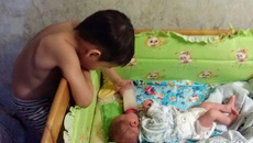 Безусловно, каждый родитель сам определяет, что и почем он будет покупать для своего малыша. Однако пользователи соцсетей, обсуждая финансовую тему, сетуют: рождение малыша — дорогое удовольствие. Причем возраст до трех лет еще далеко не самый затратный. «Вот подождите! — едко пишут блогеры-пессимисты. — Повзрослеет чадо, и понесется: гаджеты, платные кружки, развлечения. И еще неизвестно, окупится этот ваш глобальный «инвестпроект» или нет». — «Да разве лучше иметь деньги и отказаться от малыша? — возражают им оппоненты. — Ведь для долгожданного чада и последнего не жалко, какая уж тут бухгалтерия...» Фото из семейного архива