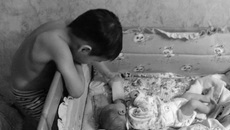 Безусловно, каждый родитель сам определяет, что и почем он будет покупать для своего малыша. Однако пользователи соцсетей, обсуждая финансовую тему, сетуют: рождение малыша — дорогое удовольствие. Причем возраст до трех лет еще далеко не самый затратный. «Вот подождите! — едко пишут блогеры-пессимисты. — Повзрослеет чадо, и понесется: гаджеты, платные кружки, развлечения. И еще неизвестно, окупится этот ваш глобальный «инвестпроект» или нет». — «Да разве лучше иметь деньги и отказаться от малыша? — возражают им оппоненты. — Ведь для долгожданного чада и последнего не жалко, какая уж тут бухгалтерия...» Фото из семейного архива