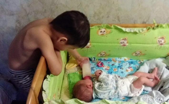 Безусловно, каждый родитель сам определяет, что и почем он будет покупать для своего малыша. Однако пользователи соцсетей, обсуждая финансовую тему, сетуют: рождение малыша — дорогое удовольствие. Причем возраст до трех лет еще далеко не самый затратный. «Вот подождите! — едко пишут блогеры-пессимисты. — Повзрослеет чадо, и понесется: гаджеты, платные кружки, развлечения. И еще неизвестно, окупится этот ваш глобальный «инвестпроект» или нет». — «Да разве лучше иметь деньги и отказаться от малыша? — возражают им оппоненты. — Ведь для долгожданного чада и последнего не жалко, какая уж тут бухгалтерия...» Фото из семейного архива