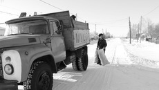 Пожаловаться на качество услуг по вывозу мусора жители региона могут по телефону диспетчерской службы регоператора 8 (383) 304-90-31. Фото «Кулундинская новь» № 7 от 14 февраля 2019 года