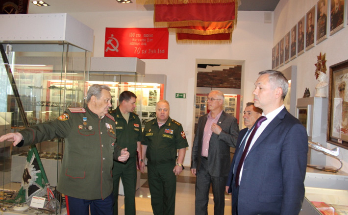 Губернатор Новосибирской области А. А. Травников в музее. 2018 год. Фото прислано Тарасом РУДЫКОМ