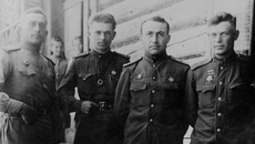 С боевыми товарищами. Н. А. Моисеенко второй слева. Фото из семейного архива