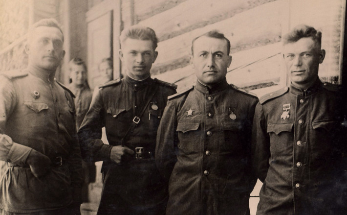 С боевыми товарищами. Н. А. Моисеенко второй слева. Фото из семейного архива