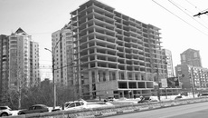 Дом на Красном проспекте строится с 2011 года. Процесс должен был завершиться в 2014 году, но продолжается до сих пор. Фото Виталия МИХАЙЛОВА