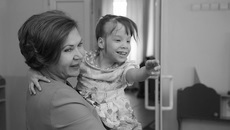 Не у всех детей в ояшинском интернате есть родители. Две сотни ребятишек-отказников не приезжают сюда, а живут здесь постоянно. Это дети с серьезными диагнозами, им нужен особый уход. Их направляют в основном из домов ребенка. Живут они здесь почти как дома — по восемь человек в зонированных уютных комнатах с яркой мебелью, где есть пространство и для игр, и для сна. Самая компанейская и улыбчивая — Машенька. Она очень любит фотографироваться и с удовольствием знакомится с новыми людьми. А ее лучшая подружка Аржена, когда мы заглядывали к ним в гости, была на массаже. Фото Алексея ТАНЮШИНА