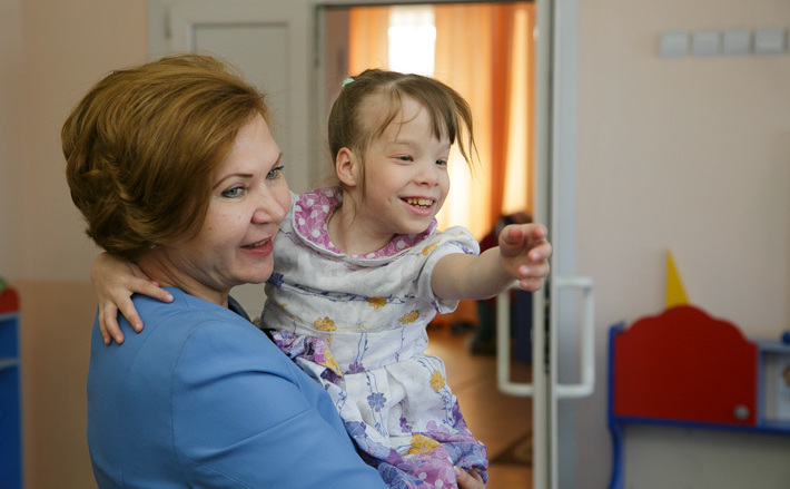 Не у всех детей в ояшинском интернате есть родители. Две сотни ребятишек-отказников не приезжают сюда, а живут здесь постоянно. Это дети с серьезными диагнозами, им нужен особый уход. Их направляют в основном из домов ребенка. Живут они здесь почти как дома — по восемь человек в зонированных уютных комнатах с яркой мебелью, где есть пространство и для игр, и для сна. Самая компанейская и улыбчивая — Машенька. Она очень любит фотографироваться и с удовольствием знакомится с новыми людьми. А ее лучшая подружка Аржена, когда мы заглядывали к ним в гости, была на массаже. Фото Алексея ТАНЮШИНА