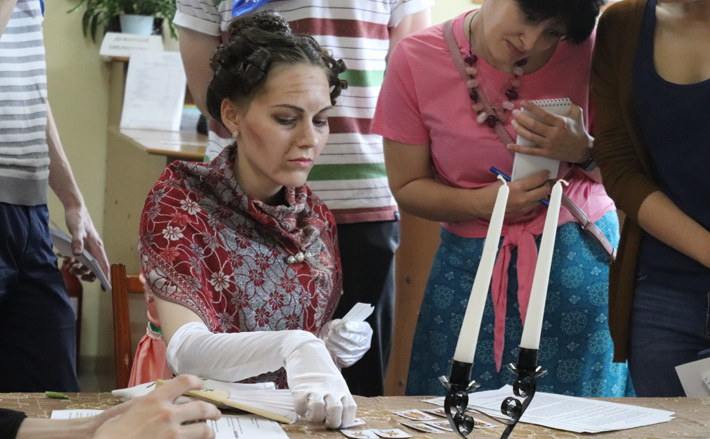 Локация в библиотеке имени Салтыкова-Щедрина: пушкинские герои играли с участниками в преферанс. Фото Ольги КОЛЕСНИКОВОЙ