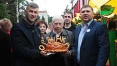 Андрей Гончаров, Олег Орел и депутат Заксобрания области, руководитель АО «Верх-Ирмень» Юрий Бугаков с праздничным ордынским караваем.Фото Юрия МАЛЮТИНА