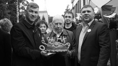 Андрей Гончаров, Олег Орел и депутат Заксобрания области, руководитель АО «Верх-Ирмень» Юрий Бугаков с праздничным ордынским караваем.Фото Юрия МАЛЮТИНА