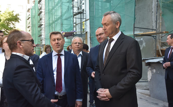 Капремонт многоквартирных домов проконтролировали глава региона Андрей Травников, министр ЖКХ и энергетики Новосибирской области Денис Архипов, мэр Новосибирска Анатолий Локоть. Фото с сайта правительства Новосибирской области