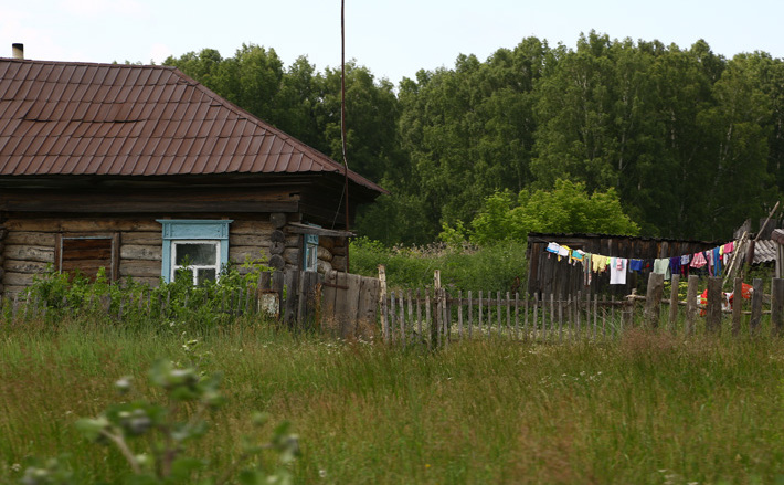 Крепкие дома из срубов — особенность наших сибирских сел. Фото Алексея ТАНЮШИНА
