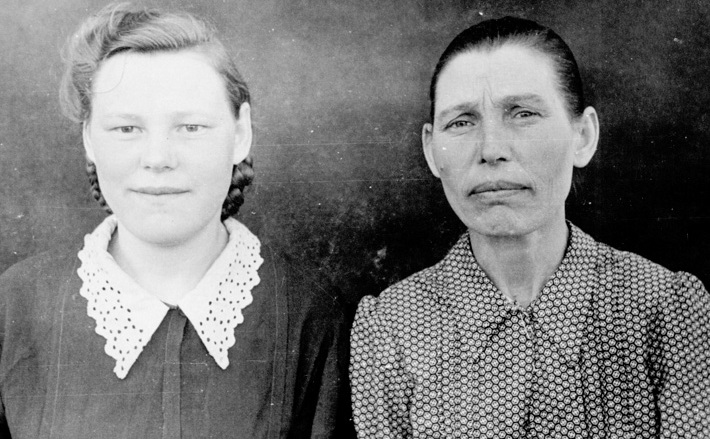 Анисья Терехова (справа) с дочерью. Фото предоставлено Валерием КОЛЕНЧЕНКО