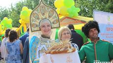 В XIX веке Козьмодемьяновскую ярмарку устраивали по всей России, и в Колывани тоже. Ярмарка проходила 1–11 ноября по старому стилю. Назвали ярмарку в честь святых Кузьмы и Демьяна — народ почитал их как целителей, покровителей ремесел, помощников-бессребреников. В наши дни ярмарка проводится летом, но сохраняет традиционное название. Фото Татьяны РЕШКЕ