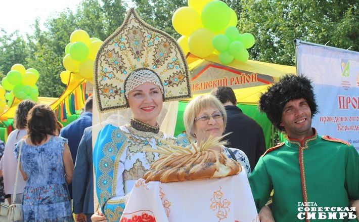 В XIX веке Козьмодемьяновскую ярмарку устраивали по всей России, и в Колывани тоже. Ярмарка проходила 1–11 ноября по старому стилю. Назвали ярмарку в честь святых Кузьмы и Демьяна — народ почитал их как целителей, покровителей ремесел, помощников-бессребреников. В наши дни ярмарка проводится летом, но сохраняет традиционное название. Фото Татьяны РЕШКЕ