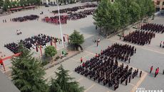 Сегодня в школе обучается 28 тысяч человек, из них примерно 2 тысячи — девочки. Послаблений для них нет — тренировки не менее интенсивные, чем у мальчиков. Фото Артема ШЕРШНЕВА