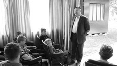 Дети задавали Виктору Бамбуху серьезные вопросы об организации досуга, спрашивали, занимается ли он спортом, где родился, как стал депутатом. Фото предоставлено пресс-службой Новосибирского регионального отделения партии «Единая Россия»