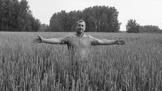 «Хороший ожидаем урожай», — доволен работой своего коллектива директор Владимир Прохоренко. Он одиннадцатый год руководит акционерным обществом «Решетовское». А до этого 22 года трудился агрономом в этом же хозяйстве, куда пришел сразу после окончания Новосибирского сельхозинститута. Фото предоставлено АО «Решетовское»