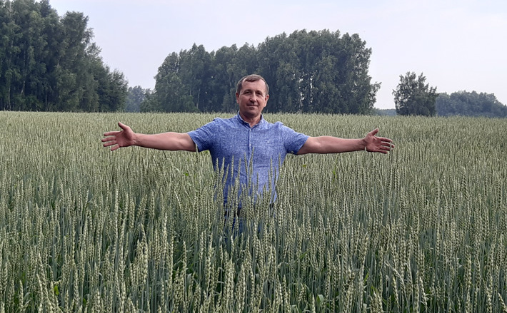 «Хороший ожидаем урожай», — доволен работой своего коллектива директор Владимир Прохоренко. Он одиннадцатый год руководит акционерным обществом «Решетовское». А до этого 22 года трудился агрономом в этом же хозяйстве, куда пришел сразу после окончания Новосибирского сельхозинститута. Фото предоставлено АО «Решетовское»