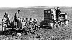 Май 1956 года. Коченевский район. Посадка картофеля квадратно-гнездовым способом в колхозе «Первое мая». За работой по засыпке картофеля на СКГ-4 старший машинист Т. Г. Дьяков (третий слева), тракторист Чиковской МТС Г. П. Салодянкин (первый справа). Фото Бориса Шумакова (из Государственного архива Новосибирской области)