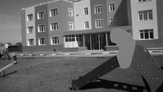 Очень скоро, буквально через неделю, у Бердска новая радость: на 1 октября назначена окончательная сдача детского сада на 220 мест в микрорайоне Южном. По словам генерального директора Александра Воронина, каждый год «Бердский строительный трест» завершает строительство двух-трех образовательных учреждений в Новосибирской области. Так, в 2019 году уже сели за парту учащиеся новой школы в Бурмистрово