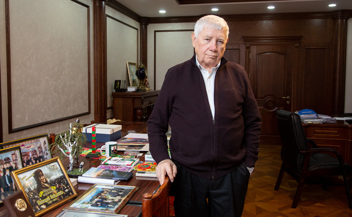 Юрий Федорович Бугаков, председатель ЗАО племзавод «Ирмень», заслуженный работник сельского хозяйства РСФСР, почетный доктор Сибирского научно-исследовательского института земледелия и химизации сельского хозяйства СО РАСХН, Новосибирского государственного аграрного университета, почетный гражданин Новосибирской области, гражданин XX века Новосибирской области. Входит в совет по вопросам развития АПК при главе администрации области. Герой Социалистического Труда, полный кавалер ордена «За заслуги перед Отечеством», награжден двумя орденами Ленина, орденом Трудового Красного Знамени, орденом Святого Даниила, знаком «За заслуги перед Новосибирской областью»