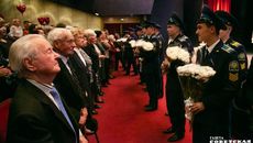 В праздничной церемонии, посвященной Дню учителя, приняли участие более 500 человек. В финале ветеранов педагогического труда поблагодарили цветами и аплодисментами. Фото Алексея ТАНЮШИНА