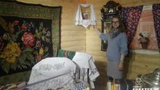 Участникам круглого стола показали выставку «Особенности бытовой культуры переселенцев Сибири». Многие ее экспонаты — из Коченевского краеведческого музея. На фото методист Татьяна Нелюбина демонстрирует красный уголок куреня, то есть казачьей хаты. Фото Светланы ФРОЛОВОЙ