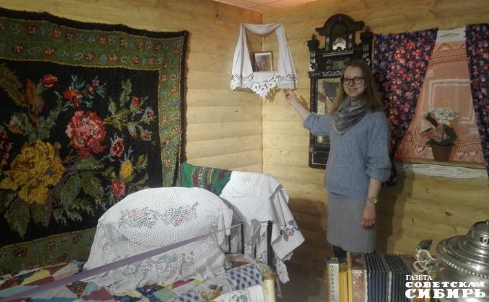 Участникам круглого стола показали выставку «Особенности бытовой культуры переселенцев Сибири». Многие ее экспонаты — из Коченевского краеведческого музея. На фото методист Татьяна Нелюбина демонстрирует красный уголок куреня, то есть казачьей хаты. Фото Светланы ФРОЛОВОЙ