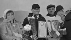 Представители трудовых династий Новосибирской области с памятными знаками. Фото предоставлено Центром патриотического воспитания