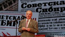 Геннадий Аверьянов поздравляет со столетним юбилеем газету, которой посвятил 13 лет жизни. Фото Алексея ТАНЮШИНА