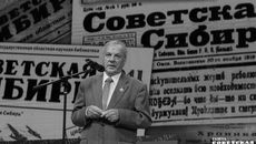 Геннадий Аверьянов поздравляет со столетним юбилеем газету, которой посвятил 13 лет жизни. Фото Алексея ТАНЮШИНА