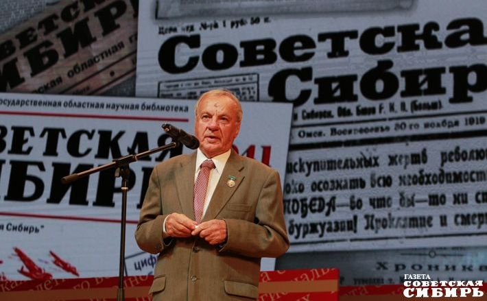 Геннадий Аверьянов поздравляет со столетним юбилеем газету, которой посвятил 13 лет жизни. Фото Алексея ТАНЮШИНА
