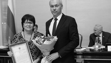 Губернатор Андрей Травников вручил активистам областного ветеранского движения благодарственные письма. Фото с сайта https://mtsr.nso.ru