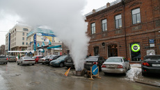 Парящие теплотрассы зимой — огромные потери, которые мы, потребители тепла, компенсируем за счет 
тарифа.   Сможет ли нам ответить собственник дырявых и плохо изолированных коммуникаций, насколько это справедливо? Фото из архива «ВН»