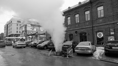Парящие теплотрассы зимой — огромные потери, которые мы, потребители тепла, компенсируем за счет 
тарифа.   Сможет ли нам ответить собственник дырявых и плохо изолированных коммуникаций, насколько это справедливо? Фото из архива «ВН»