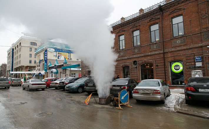 Парящие теплотрассы зимой — огромные потери, которые мы, потребители тепла, компенсируем за счет
тарифа. Сможет ли нам ответить собственник дырявых и плохо изолированных коммуникаций, насколько это справедливо? Фото из архива «ВН»