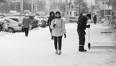 При возникновении чрезвычайных ситуаций на дороге в городе нужно обращаться по телефону 051, напоминают специалисты департамента по чрезвычайным ситуациям и мобилизационной работе мэрии Новосибирска. Фото из архива ИД «Советская Сибирь»