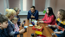 За чашкой чая депутат Совета депутатов Новосибирска Игорь Титаренко обсудил с участницами встречи вопросы, которые волнуют жителей избирательного округа. 