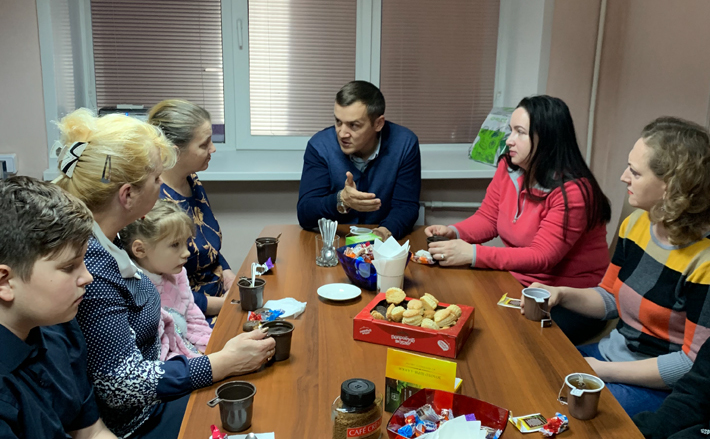 За чашкой чая депутат Совета депутатов Новосибирска Игорь Титаренко обсудил с участницами встречи вопросы, которые волнуют жителей избирательного округа.