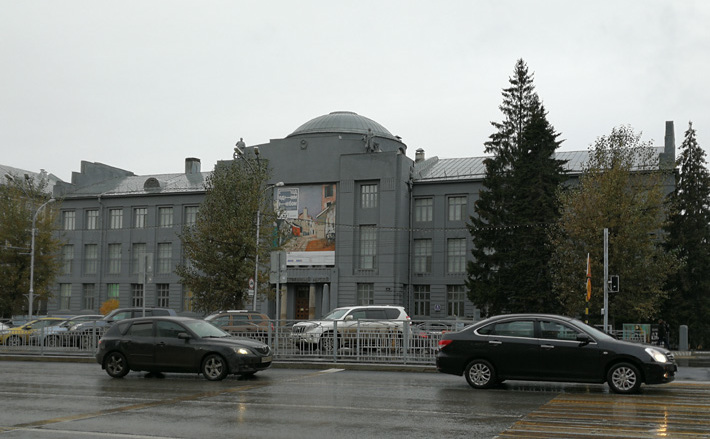 В рейтинге Министерства строительства
РФ благоустроенных крупных городов страны (информация опубликована на его
официальном сайте) Новосибирск занял
лишь 10-е место из 15. Методика включает 36 индикаторов, в том числе: транспорт, инфраструктура, досуг, то, насколько удобно жителям добираться от дома до работы. В числе самых же благоустроенных мегаполисов — Москва, Санкт-Петербург, Екатеринбург, Казань, Нижний Новгород и Красноярск. Фото Эльвиры НОВИКОВОЙ