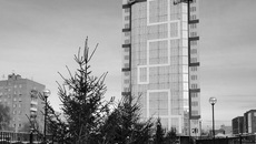 Дом на Республиканской класса стандарт — яркий пример быстрого и качественного строительства. За девять месяцев ГК «Расцветай» возвела 17-этажную современную новостройку. По соседству расположен уютный сквер, где новоселам будет приятно гулять. Инициатива создания зеленого оазиса принадлежит ГК «Расцветай»