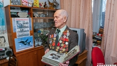 На досуге пенсионер Дубинин регулярно читает — книги, журналы, газету «Советская Сибирь». «Я родом из села, а в газете много пишут на сельские темы, — говорит Михаил Афанасьевич. — Мне это важно и интересно». Нашу газету семья Дубининых выписывает с 1949 года. Фото Алексея ТАНЮШИНА