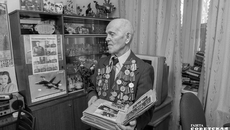 На досуге пенсионер Дубинин регулярно читает — книги, журналы, газету «Советская Сибирь». «Я родом из села, а в газете много пишут на сельские темы, — говорит Михаил Афанасьевич. — Мне это важно и интересно». Нашу газету семья Дубининых выписывает с 1949 года. Фото Алексея ТАНЮШИНА
