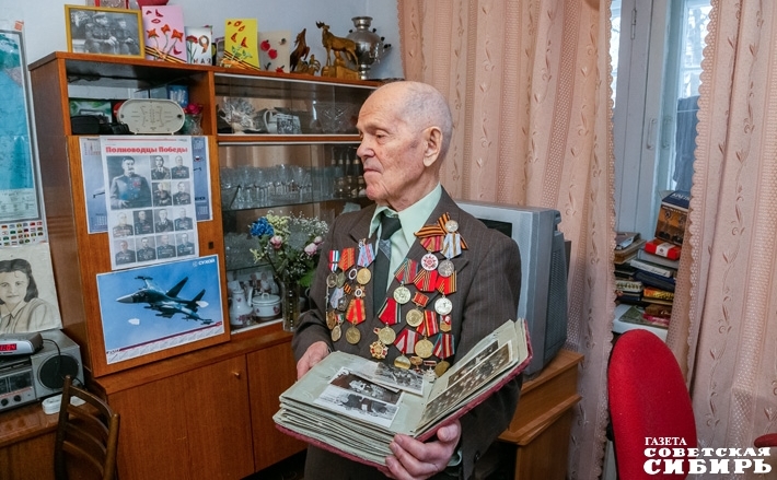 На досуге пенсионер Дубинин регулярно читает — книги, журналы, газету «Советская Сибирь». «Я родом из села, а в газете много пишут на сельские темы, — говорит Михаил Афанасьевич. — Мне это важно и интересно». Нашу газету семья Дубининых выписывает с 1949 года. Фото Алексея ТАНЮШИНА