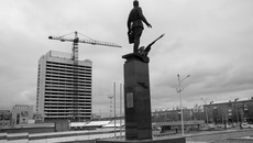 Памятник трижды Герою Советского Союза маршалу авиации Александру Покрышкину — единственный не связанный с коммерцией объект, рядом с которым есть и скамеечки, и клумбы, то есть о людях подумали. Портит вид отвратительный бетонный забор и остов ДК, который никак не спрячешь. Фото Алексея ТАНЮШИНА