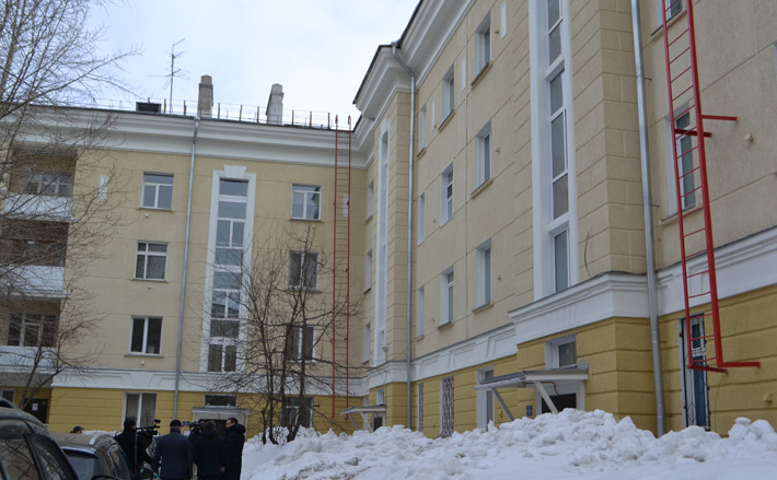 МКД на улице Авиастроителей, 2а, в Новосибирске: ремонт лицевой поверхности наружных кирпичных стен, полное восстановление штукатурного слоя, нанесение декоративной штукатурки с последующей окраской и гидрофобизацией, замена окон лестничных клеток на пластиковые. Фото с сайта nso.ru