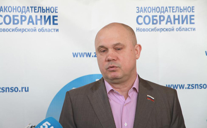 Председатель комитета Законодательного собрания Новосибирской области по социальной политике, здравоохранению, охране труда и занятости населения Игорь Гришунин. Фото с сайта zsnso.ru