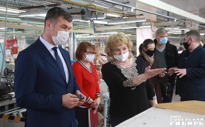 По 100 тысяч масок в день шьют более 30 новосибирских предприятий. Такие маски не относятся к медизделиям и могут продаваться в торговых сетях и киосках «Роспечати». Фото Алексея ТАНЮШИНА