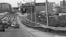 Октябрьский (Коммунальный) мост был открыт 20 октября 1955 года, став первым автомобильно-трамвайно-пешеходным мостом через реку Обь в Новосибирске. Он состоит из семи 128-метровых пролетов и соединяет Ленинский и Октябрьский районы. Фото Алексея ТАНЮШИНА